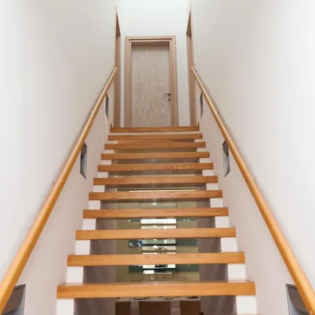 Illustrious Brac 6 Bedrooms Waterfront Private Pool Balcony With Beautiful Views *
