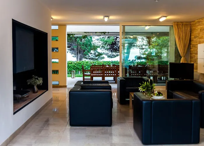 Illustrious Brac 6 Bedrooms Waterfront Private Pool Willa *